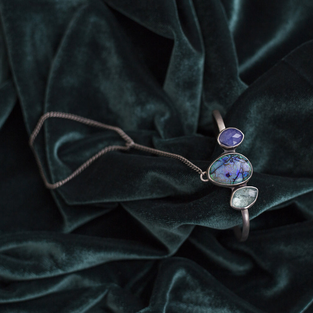 Handchain with opal
