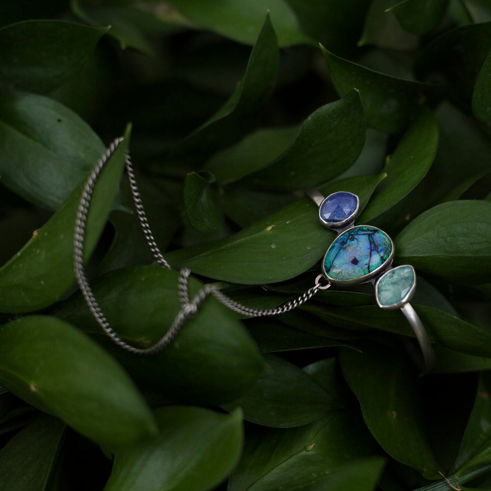 Handchain with opal
