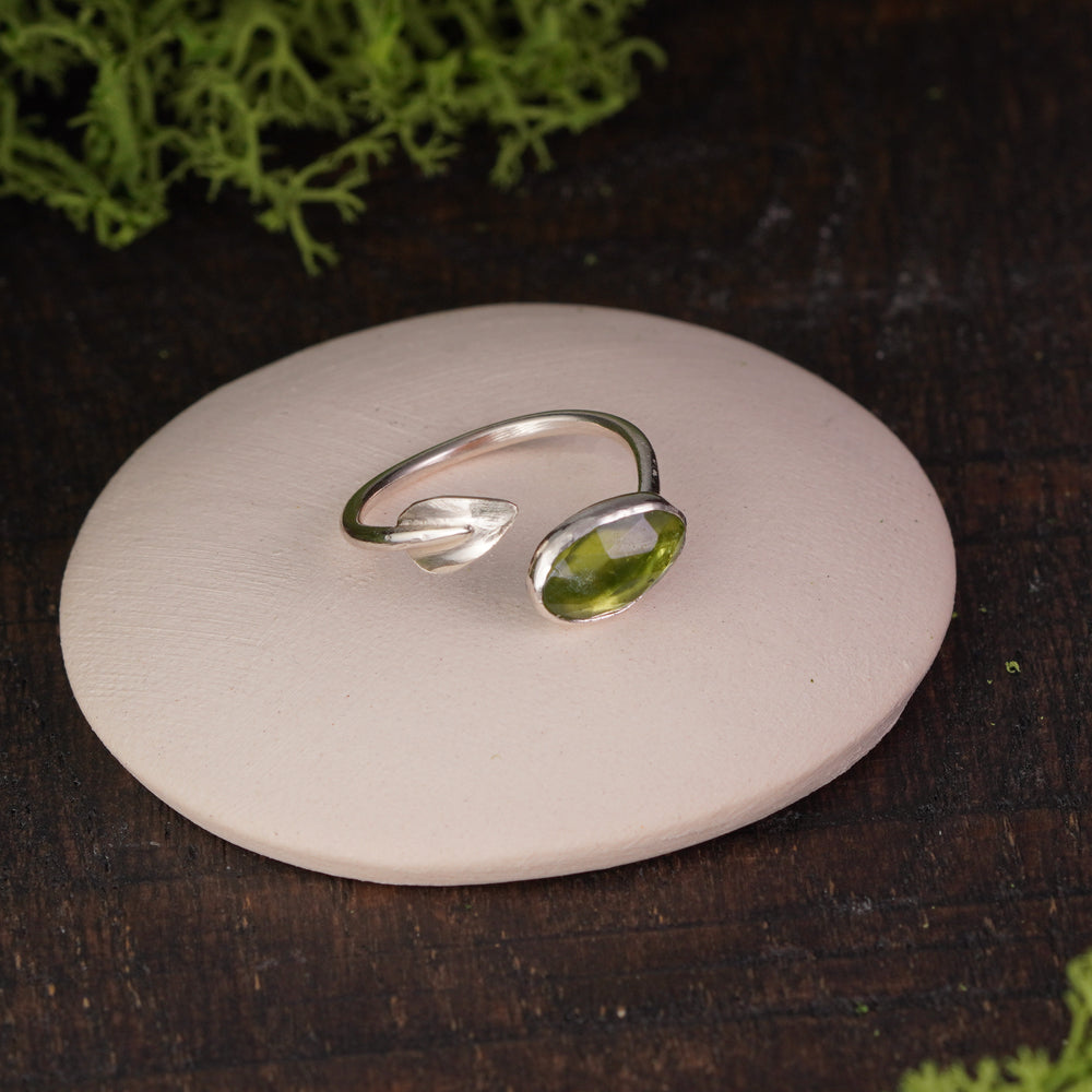 Leaf wrap ring vesuvianite