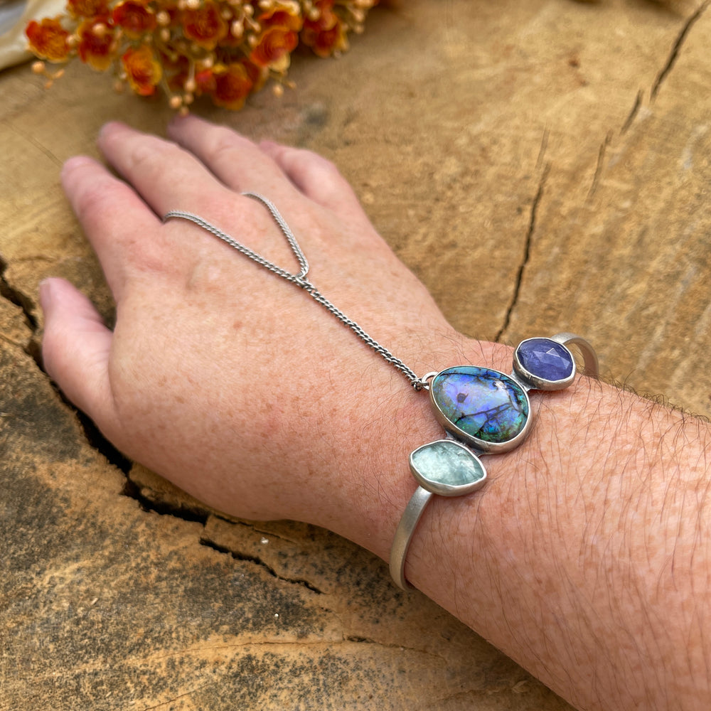 Handchain with opal