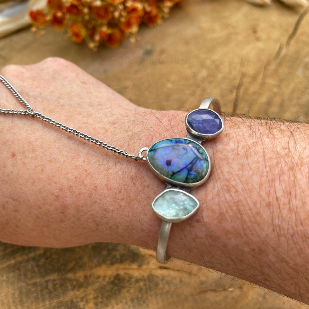 Handchain with opal
