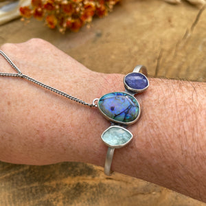 Handchain with opal
