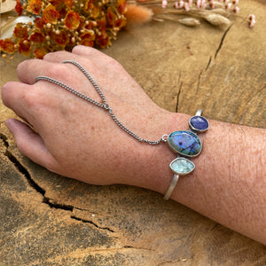 Handchain with opal