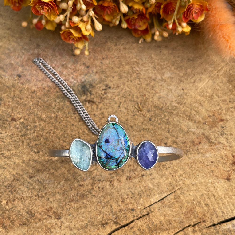 Handchain with opal