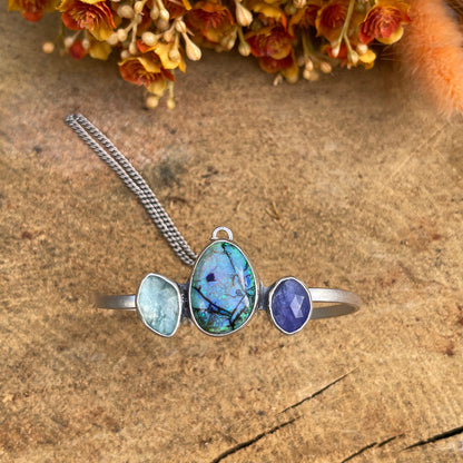 Handchain with opal