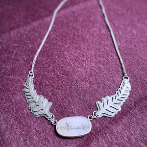 Winged leaf dendritic agate pendant