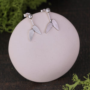 Leaf stud earrings