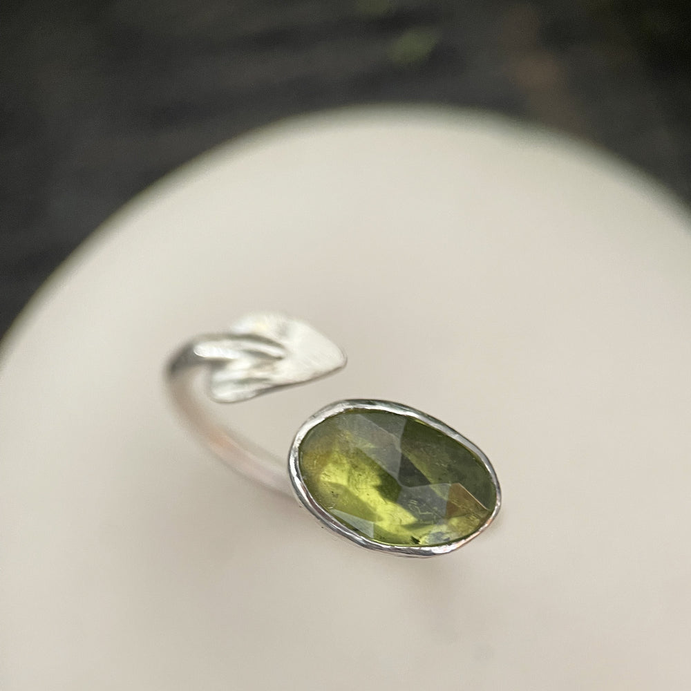 Leaf wrap ring vesuvianite