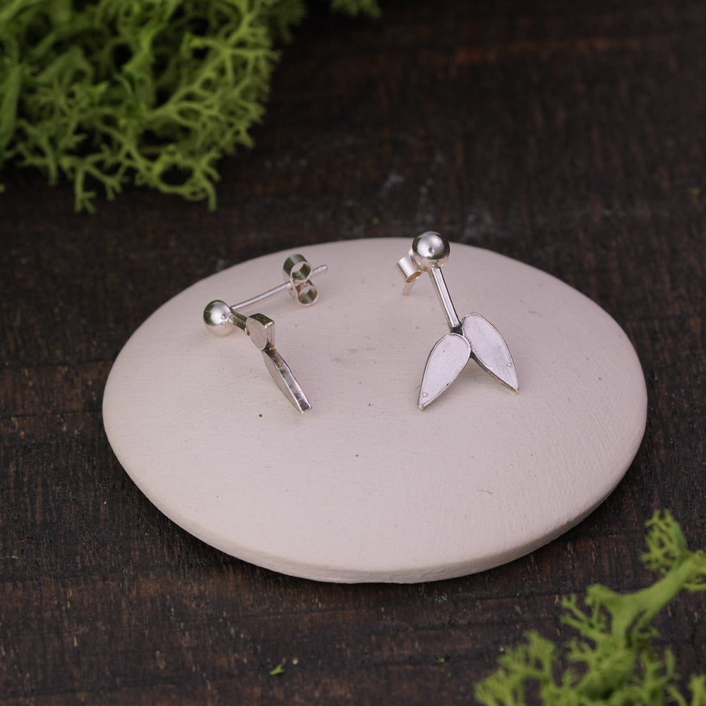 Leaf stud earrings